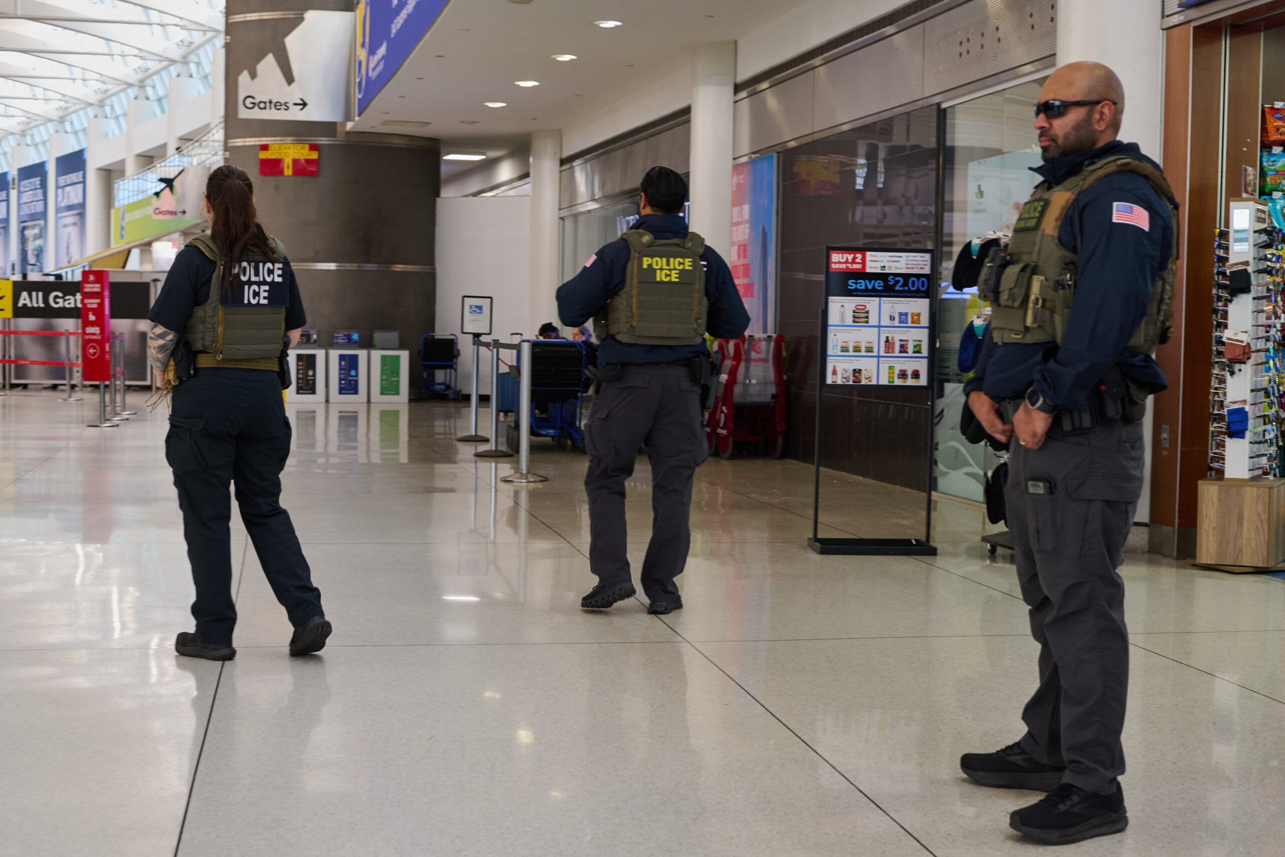 Agenți ICE în acțiune pe stradă, intervenție în SUA