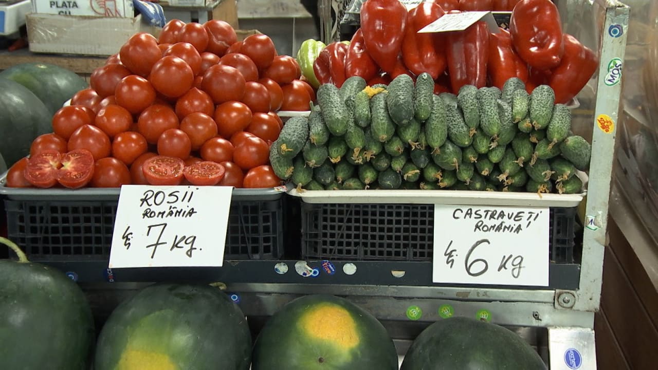 Roșii și legume în supermarket