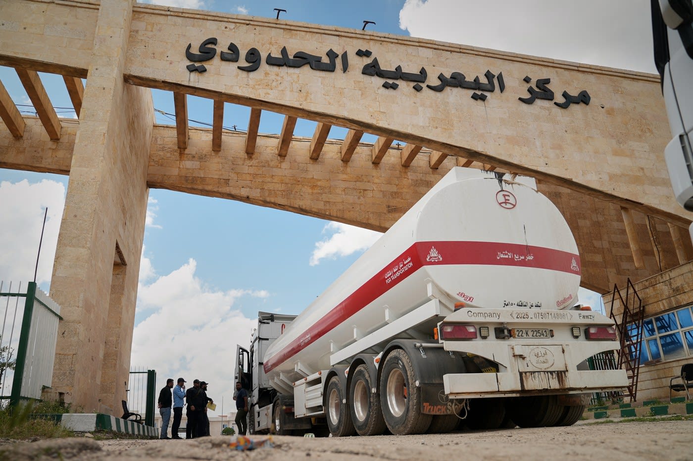 Cisternă cu petrol intrând în Siria prin Irak, frontiera Rabia-Yarubiyah