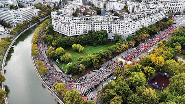 Oameni alergând pe stradă în București, eveniment sportiv