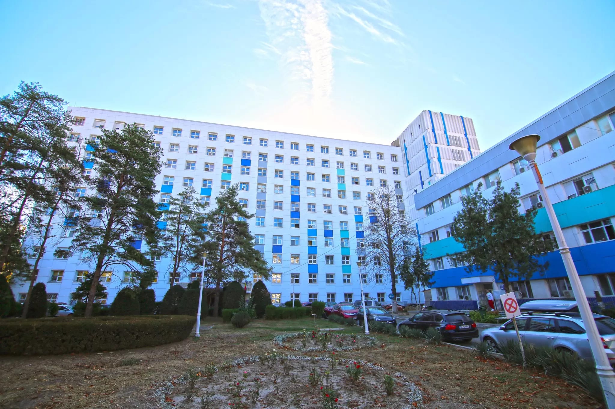 Ambulanță și personal medical în fața spitalului de urgență Galați