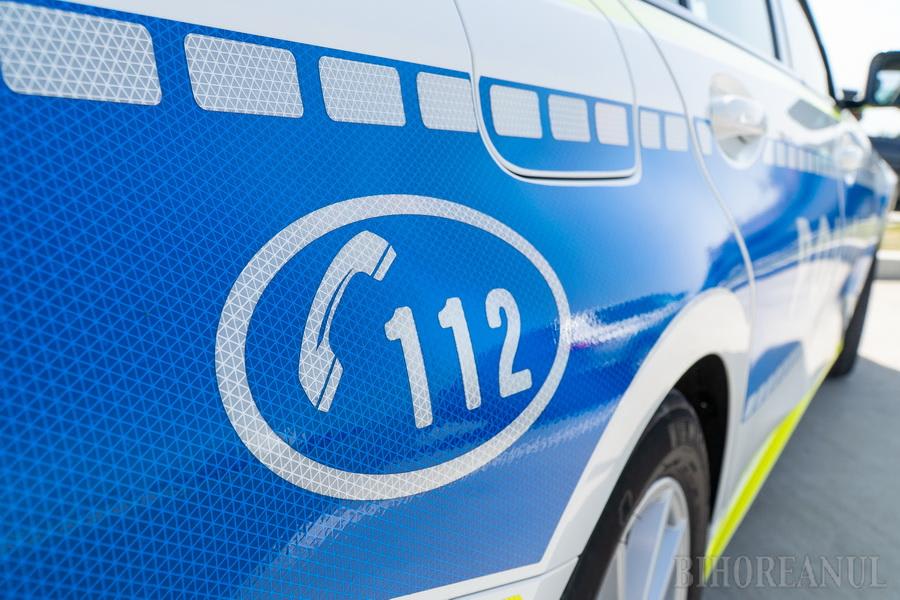 Mașină de Poliție avariată în Aleșd, incident cu pietre