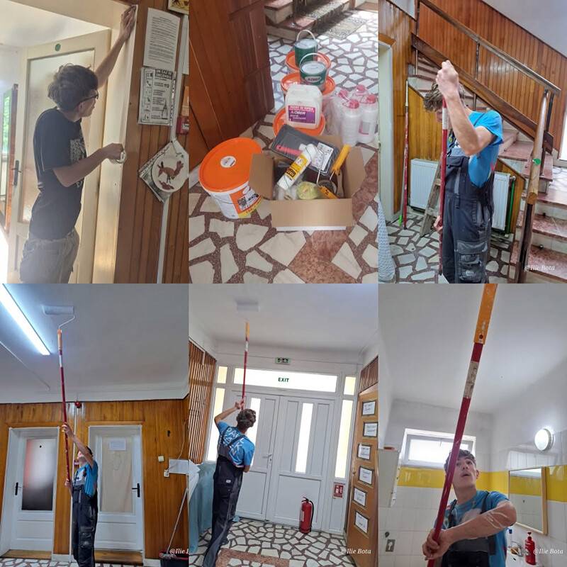 Tineri beneficiari renovând camerele din Sighetu Marmației