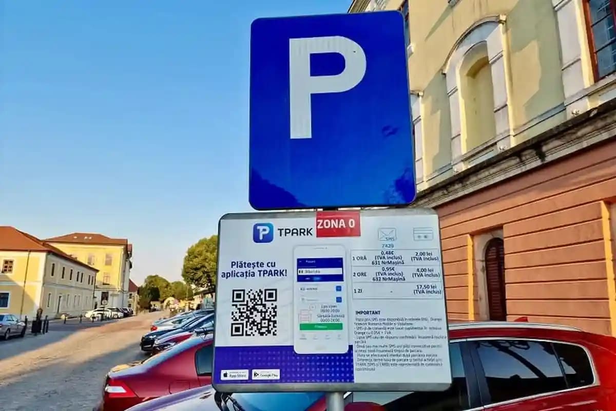 Parcare Alba Iulia, cetate și mașini, turiști și localnici