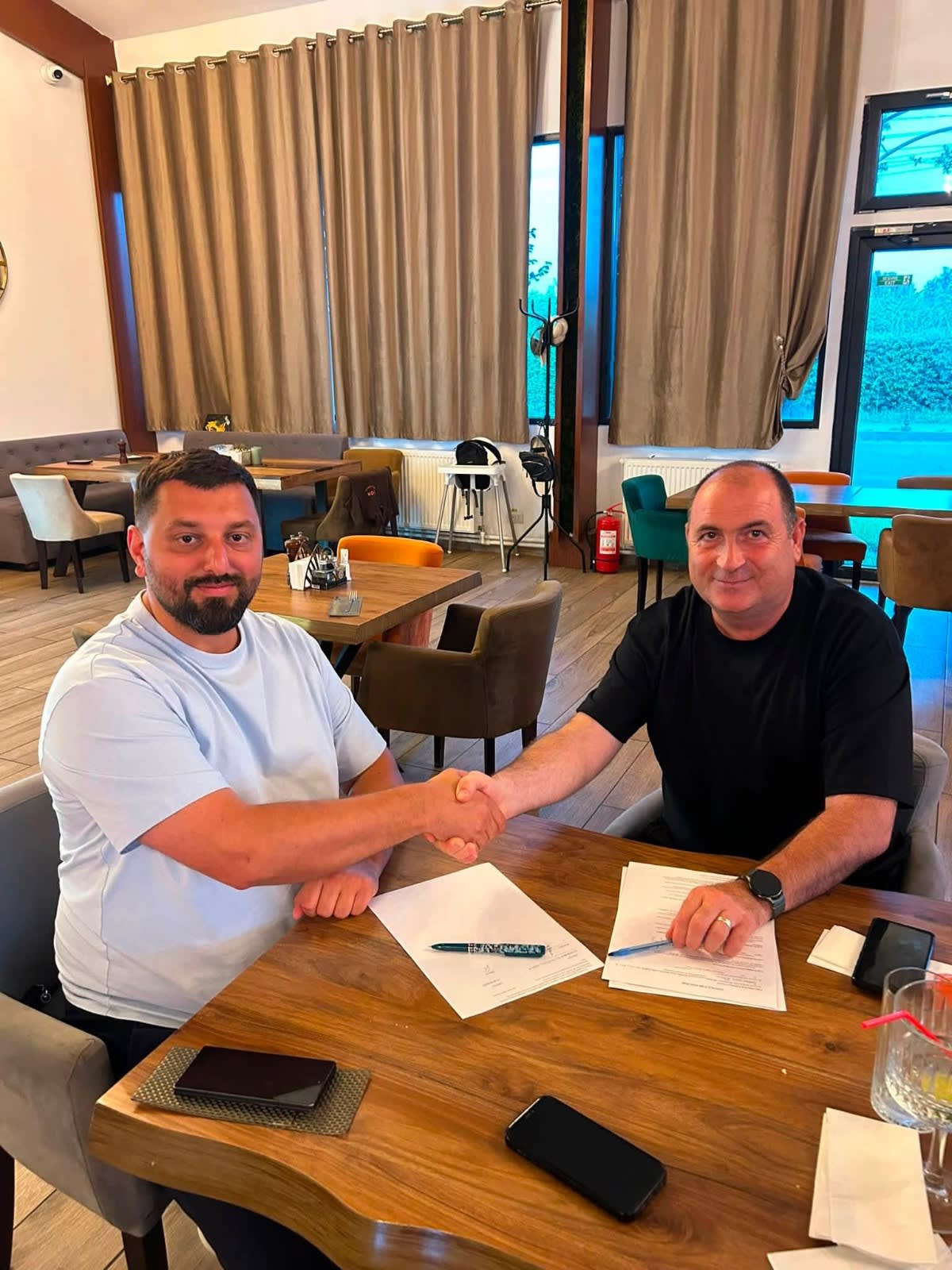Tineri fotbaliști antrenament pe terenul clubului Petrolul Berca