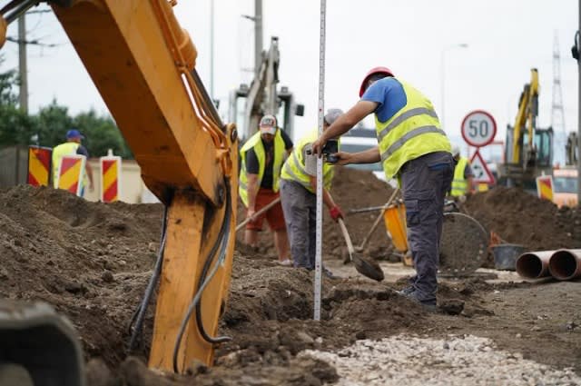 Echipe de muncitori în șantier pentru rețele de apă și canalizare în județul Brașov