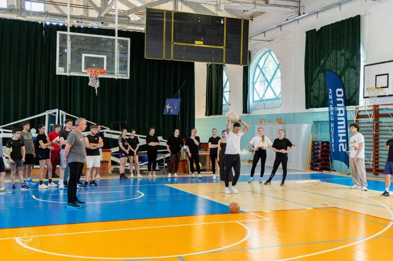 Studenți participanți la simularea probelor sportive la UMFST Târgu Mureș