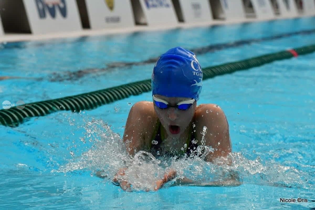 Sportivi CSS Târgu Mureș în timpul competiției de înot