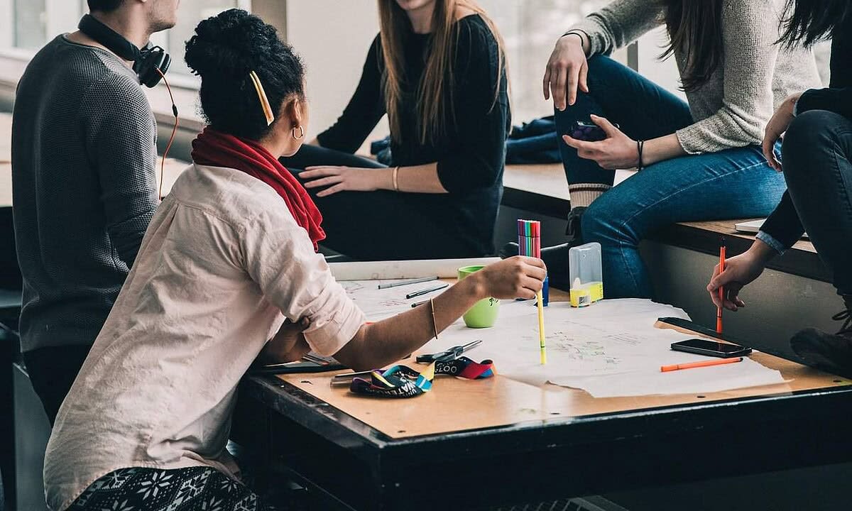 Tineri în proces de învățare și colaborare în mediul educațional