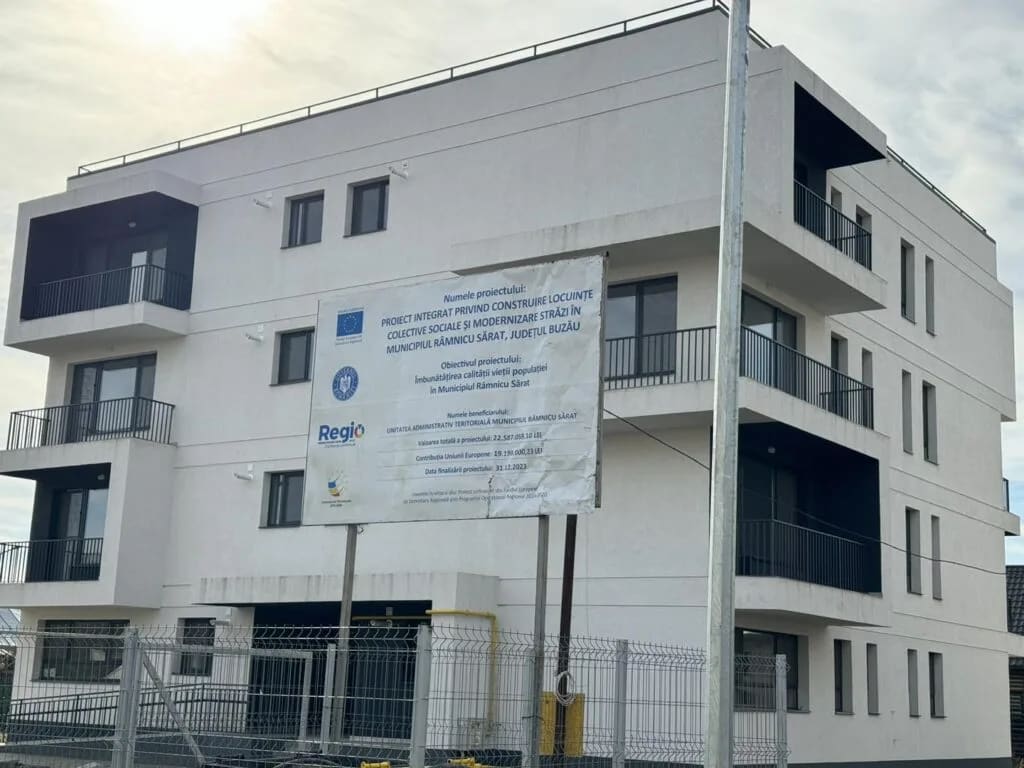 Persoană în fața primăriei solicitând transparență Persoană în fața primăriei solicitând transparență