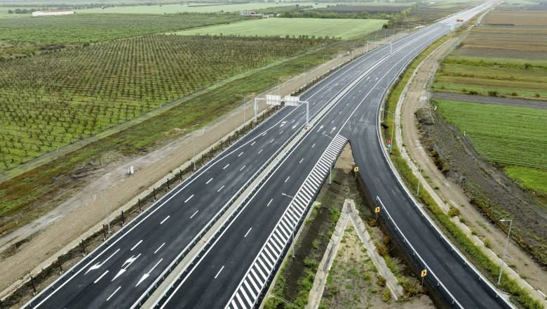 Șoferi circulând pe Varianta Ocolitoare Bacău, autostradă în construcție
