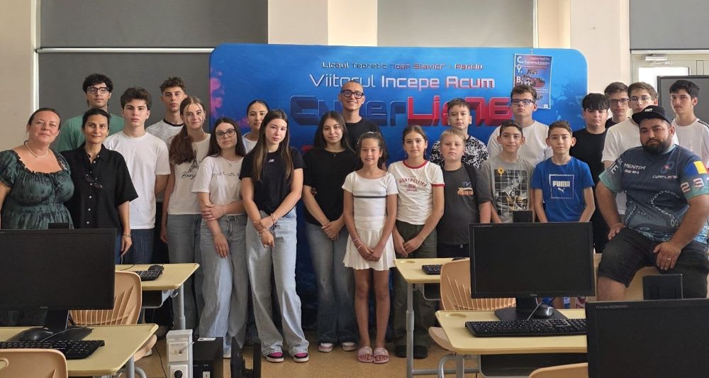 Elevi în laborator de robotică, programare și construcție de roboți Elevi în laborator de robotică, programare și construcție de roboți