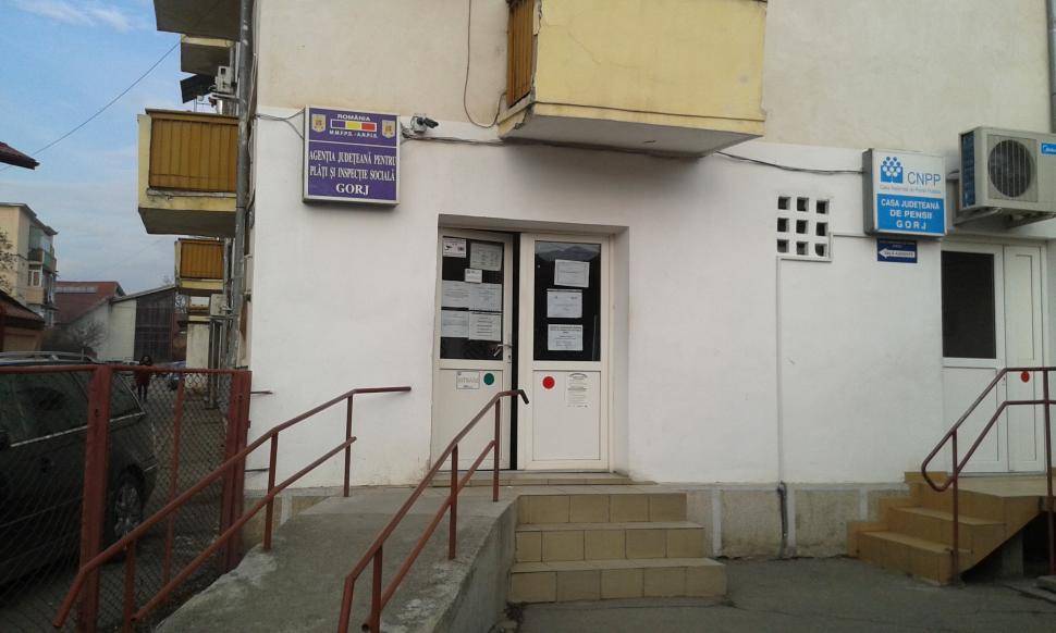 Inspector social verificând documente și echipamente în teren