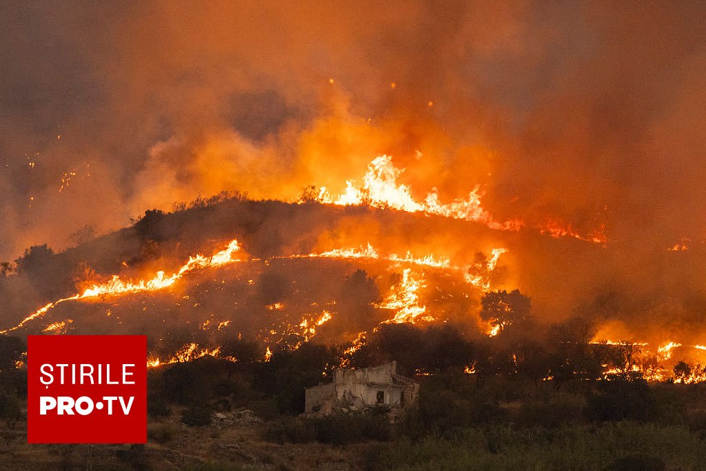 Echipaj de pompieri spanioli stingând incendiu de pădure