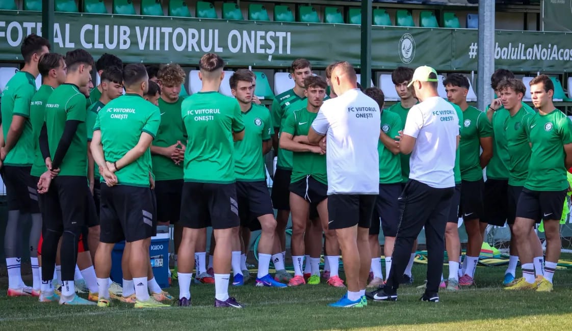 Fotbalist în acțiune pe teren, echipament oficial, stadion românesc