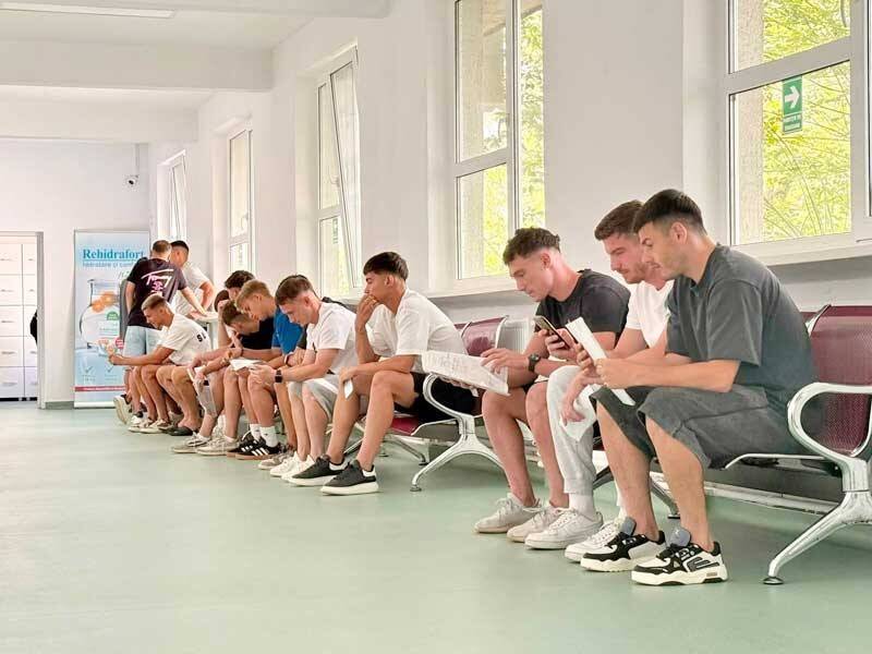 Jucători CS Minaur Baia Mare în pregătire pe teren