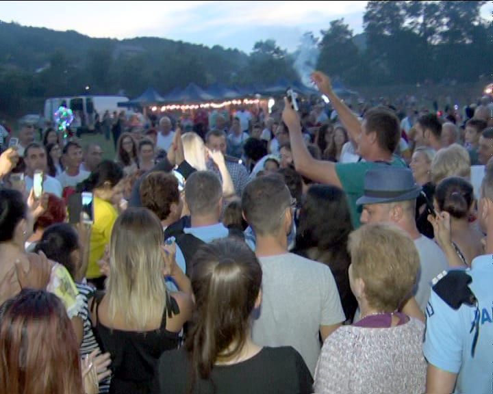Spectacol muzical în stațiunea Monteoru, oameni dansând și cântând
