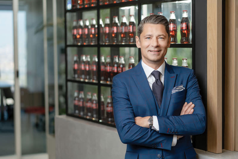 Cornel Cărămizaru, CEO Coca-Cola HBC România, într-un mediu de birou modern Cornel Cărămizaru, CEO Coca-Cola HBC România, într-un mediu de birou modern