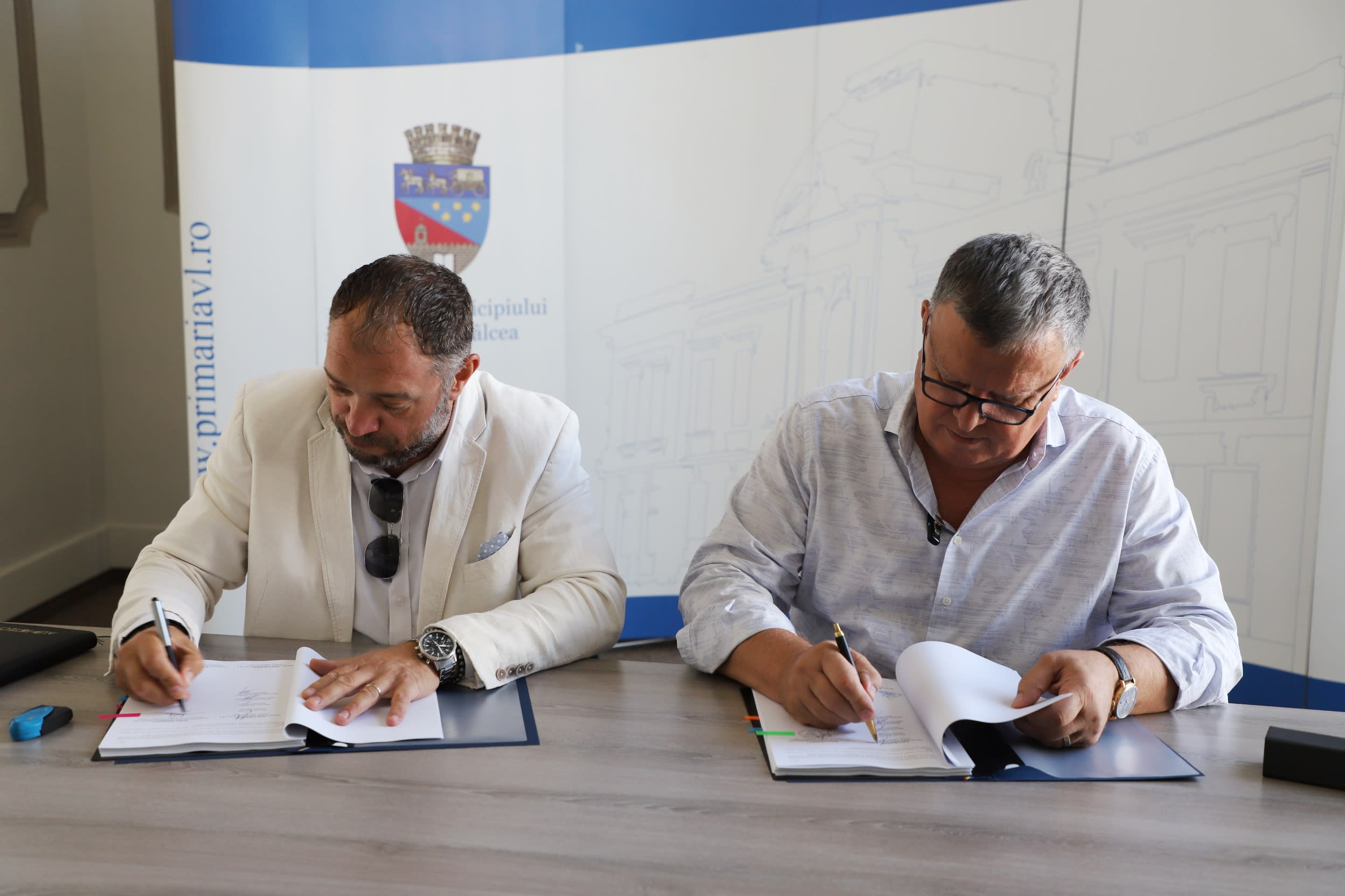 Constructori în șantierul bazinului de înot din Goranu, Vâlcea