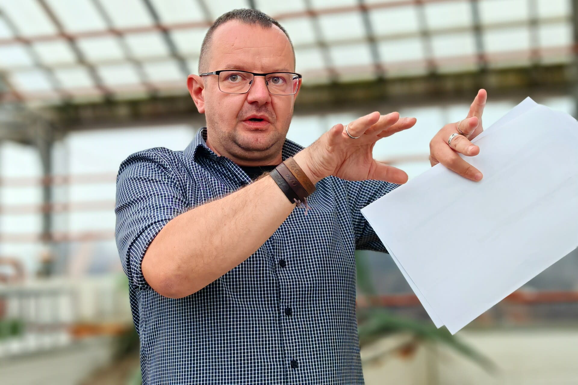 Specialiști discutând despre gestionarea apelor pluviale