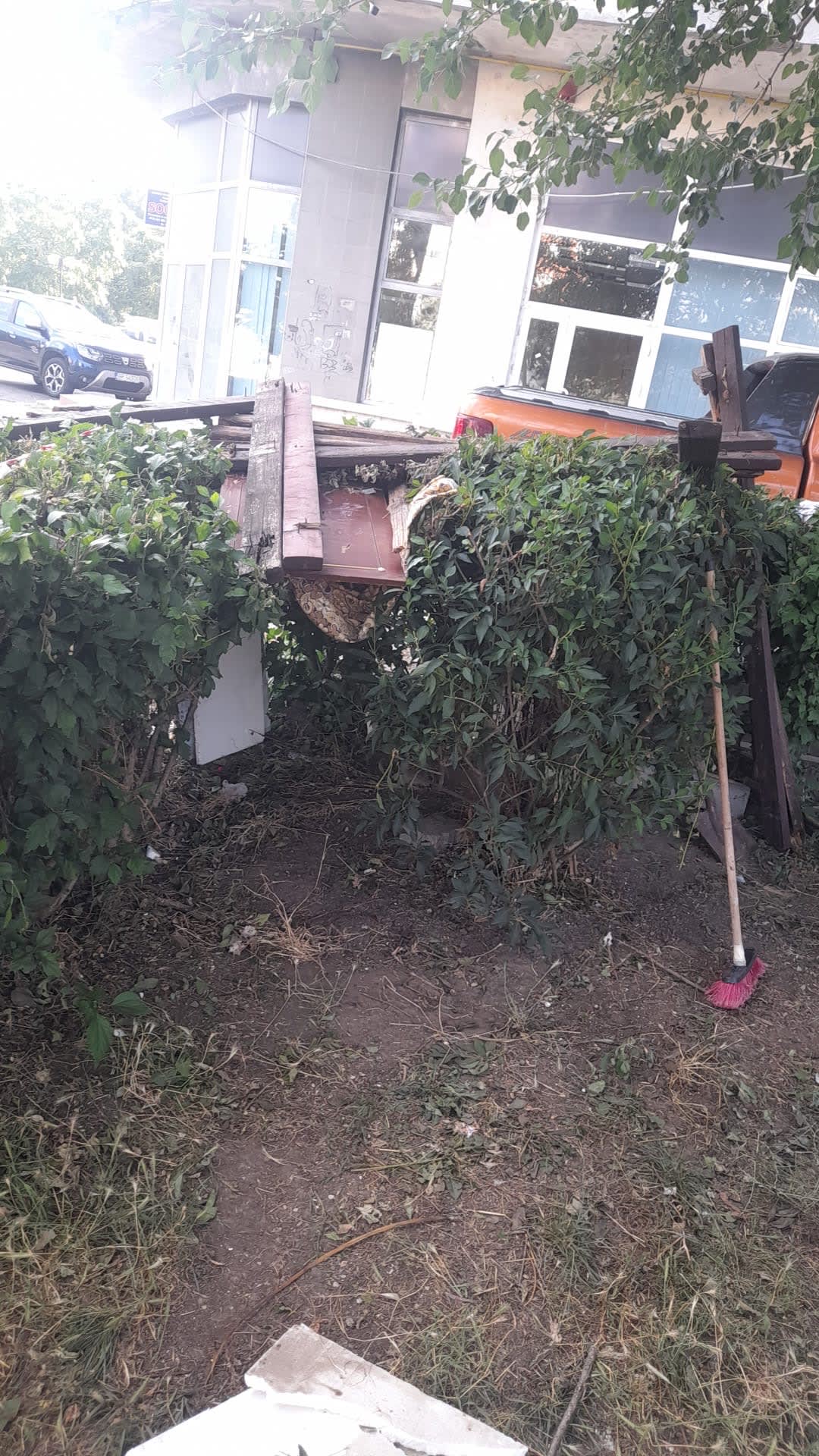 Parcul Mihai Viteazu din Giurgiu vandalizat, mobilier distrus și fântână avariată Parcul Mihai Viteazu din Giurgiu vandalizat, mobilier distrus și fântână avariată