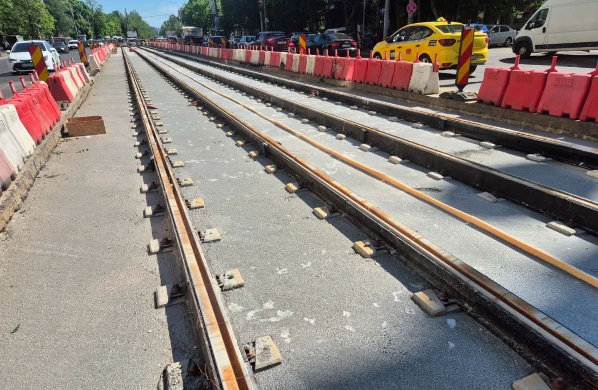 Lucrări de montare șine tramvai și peroane în București