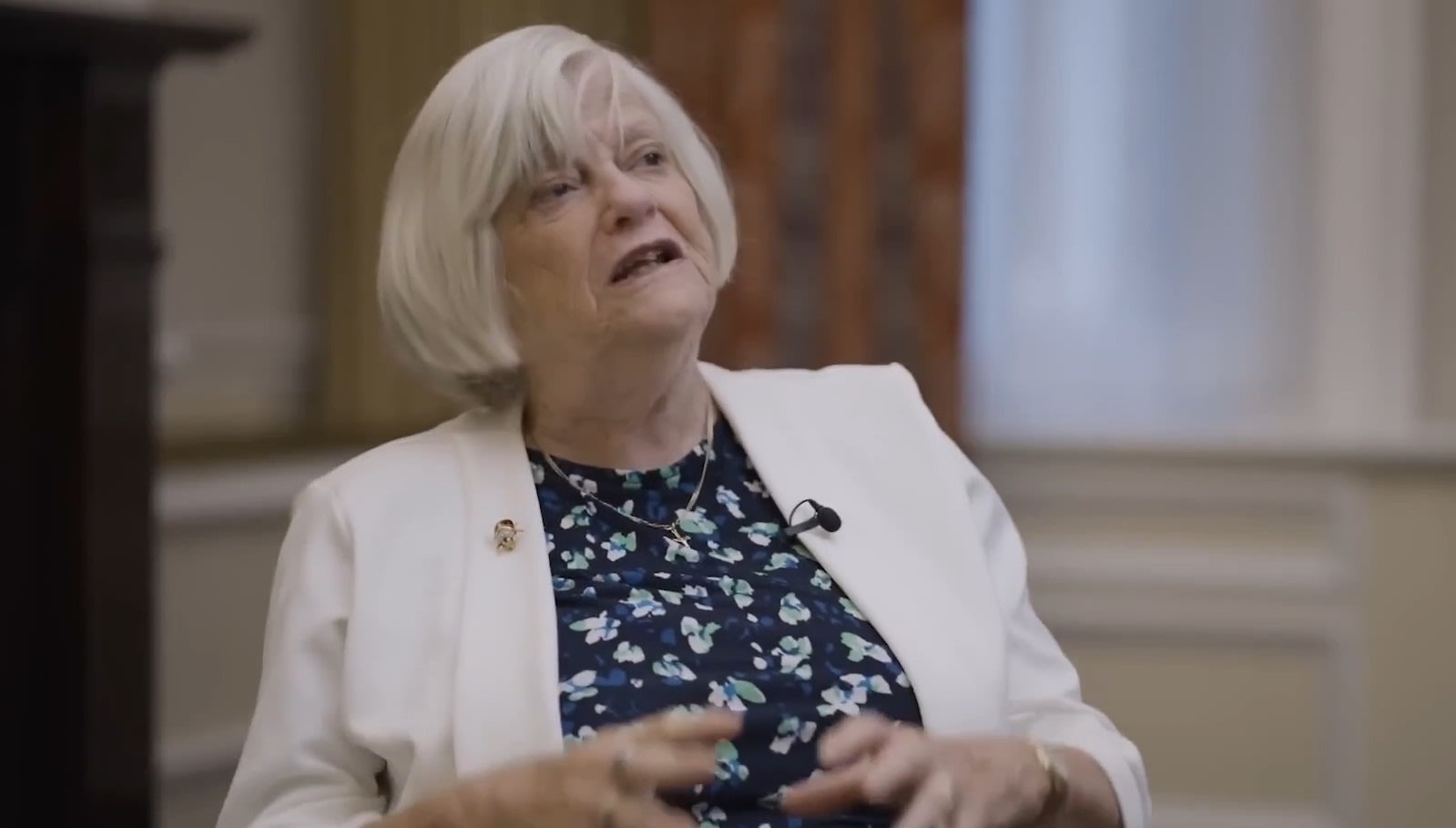 Polițiști britanici investigând locuința Ann Widdecombe