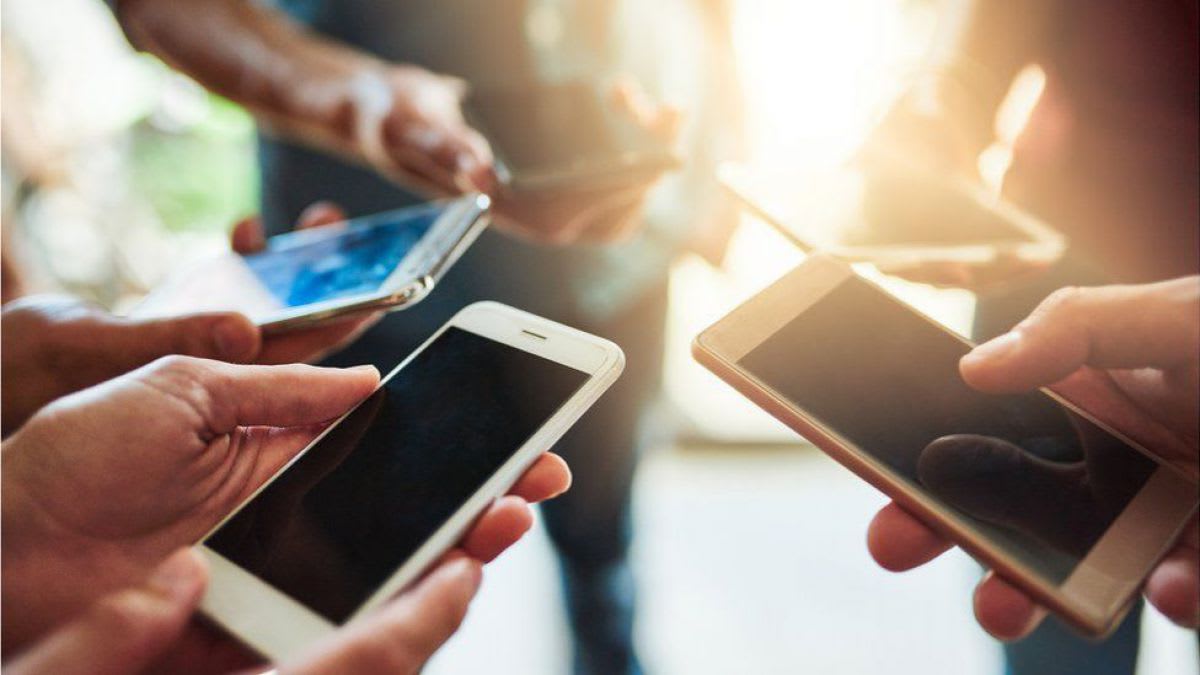 Trei telefoane mobile și simboluri de mediu și reparație