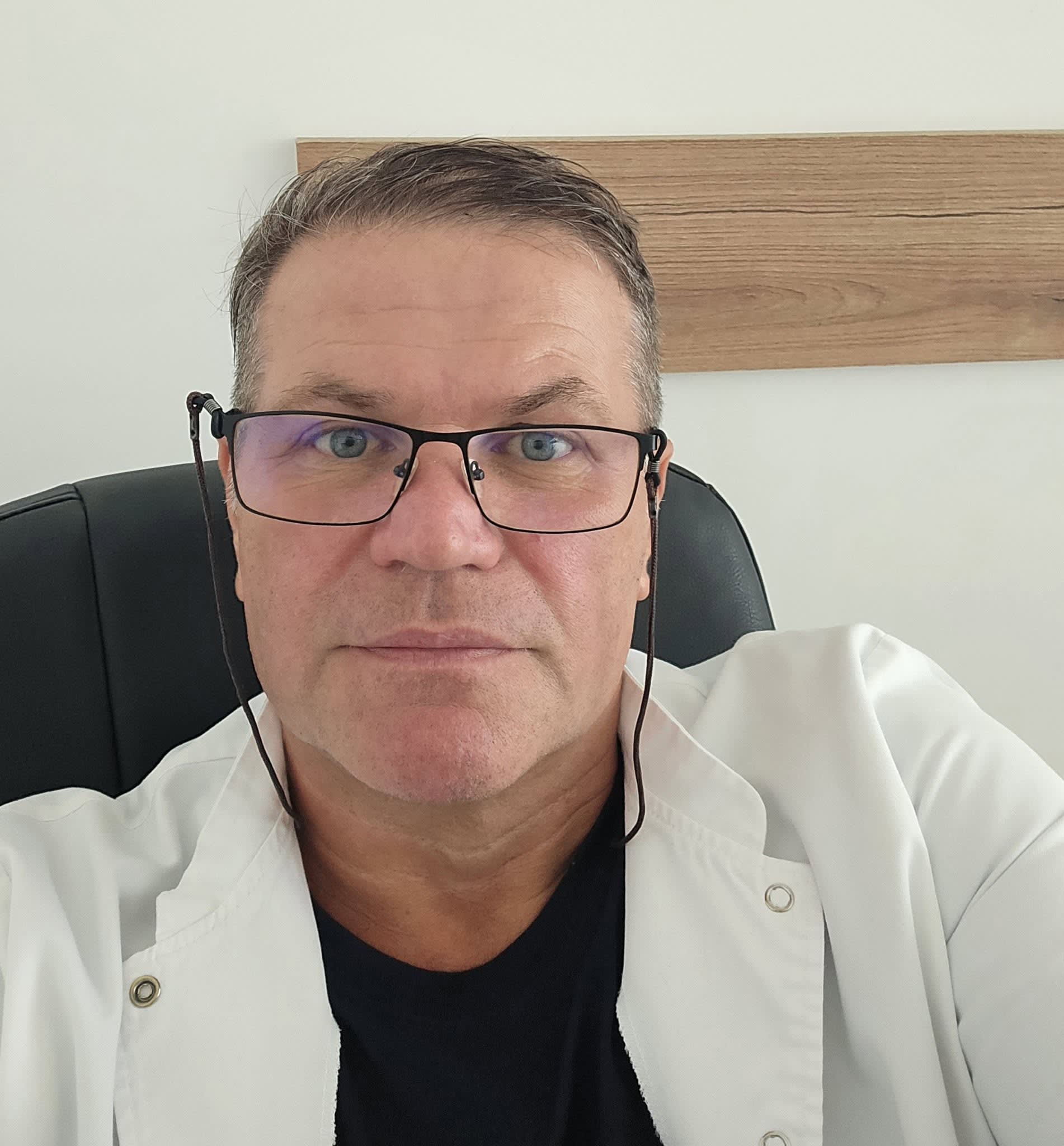 Doctor chirurg în sala de operație, intervenție de urgență în Galați