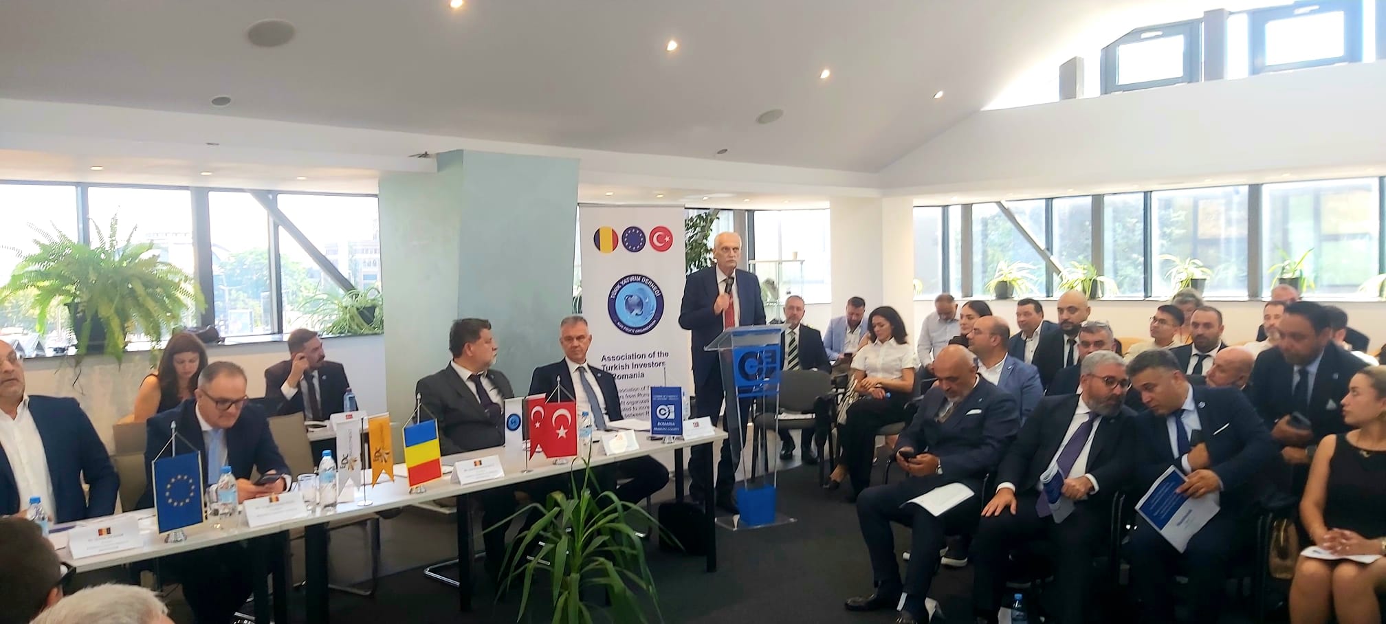 Reprezentanți ai companiilor participând la seminarul de la Ploiești despre eficiență energetică