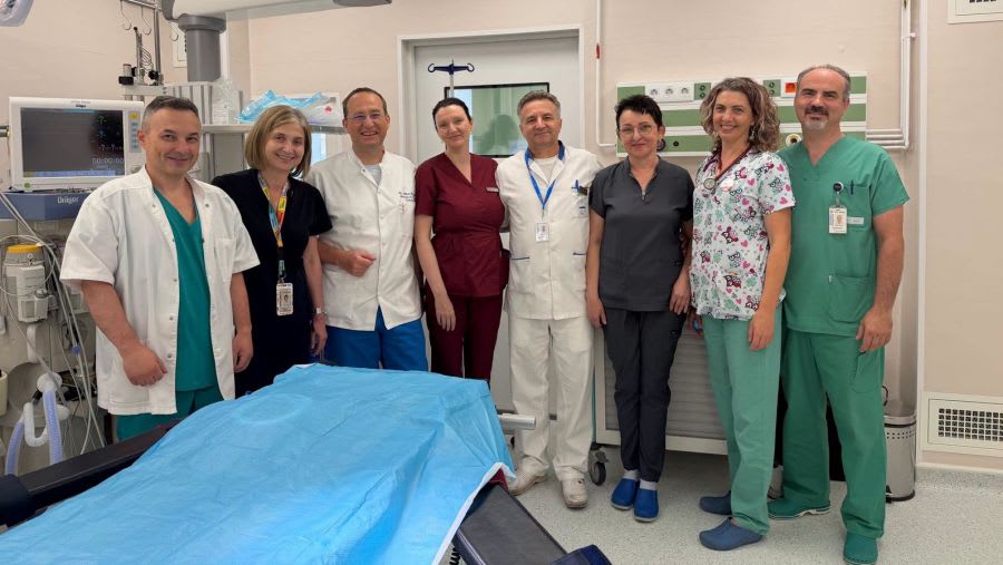 Echipă medicală intervenind la adolescentul căzut de la etajul 4