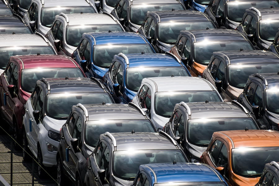 Persoană depunând acte pentru programul Rabla Auto 2026