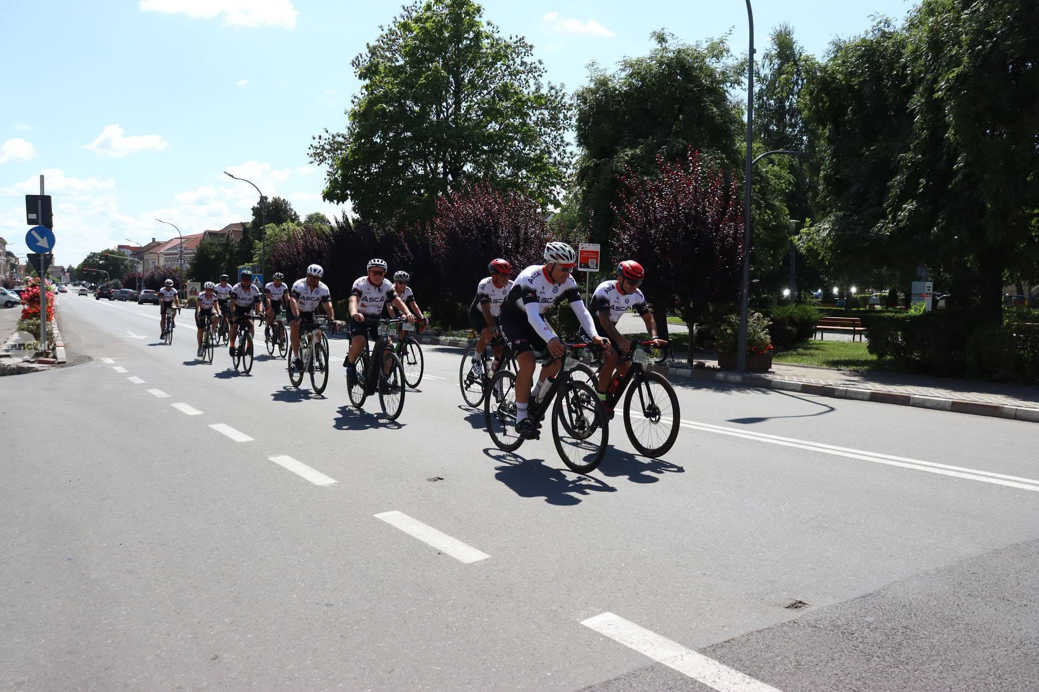 Cicliști pe Transfăgărășan și Transalpina în timpul cursei
