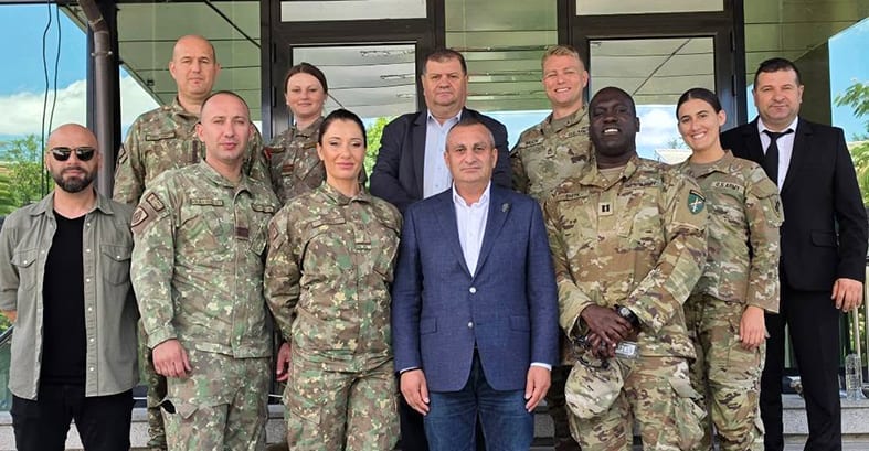 Reprezentanți români și americani în discuție, în sala de ședințe a Consiliului Județean Olt