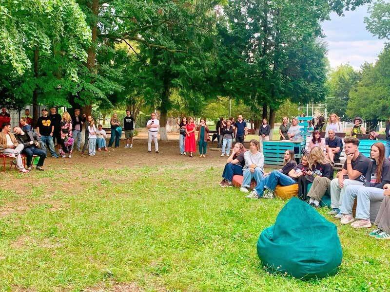 Elevi la expoziția Alege Arhitectura