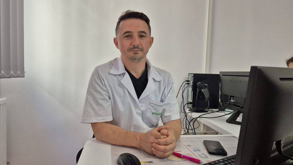 Medic chirurg în sala de operație la Alba Iulia