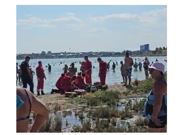 Salvatori ISU intervenind pentru o persoană scoasă din lac inconștientă