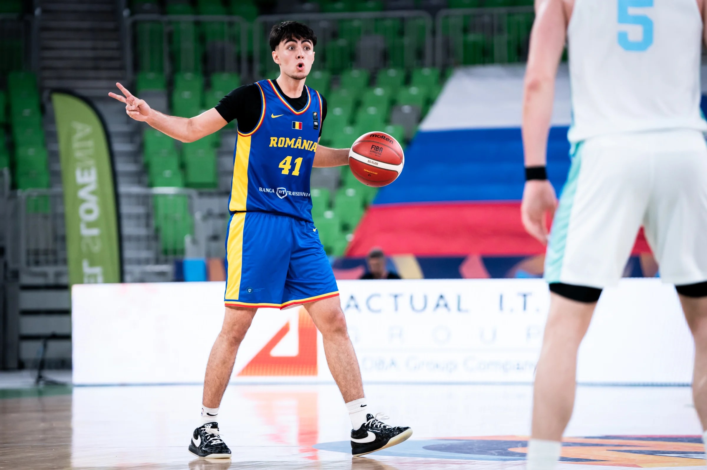 Baschetbalist român în acțiune la EuroBasket U20