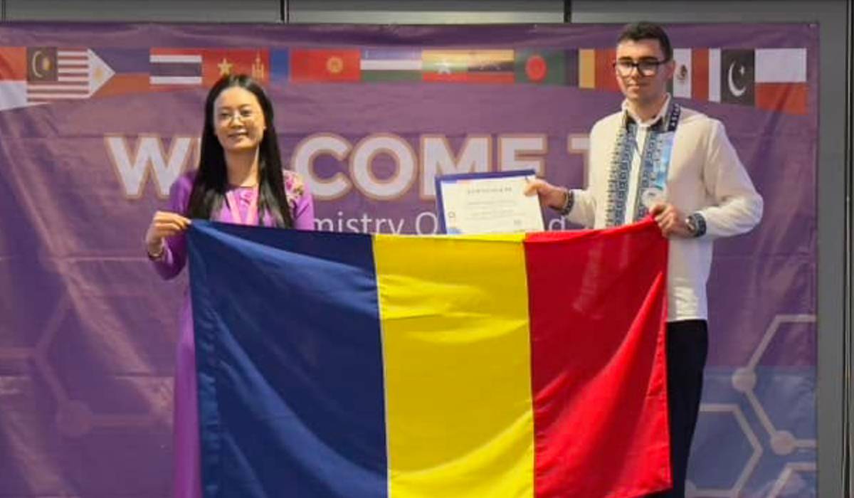Tânăr cercetător român prezentând proiectul său de combatere a poluării