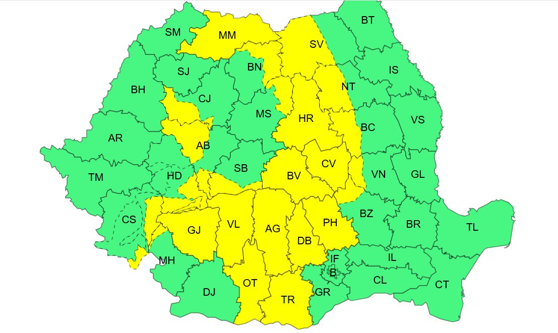 Furtună cu nori grei și ploaie torențială peste peisaj montan din România Furtună cu nori grei și ploaie torențială peste peisaj montan din România
