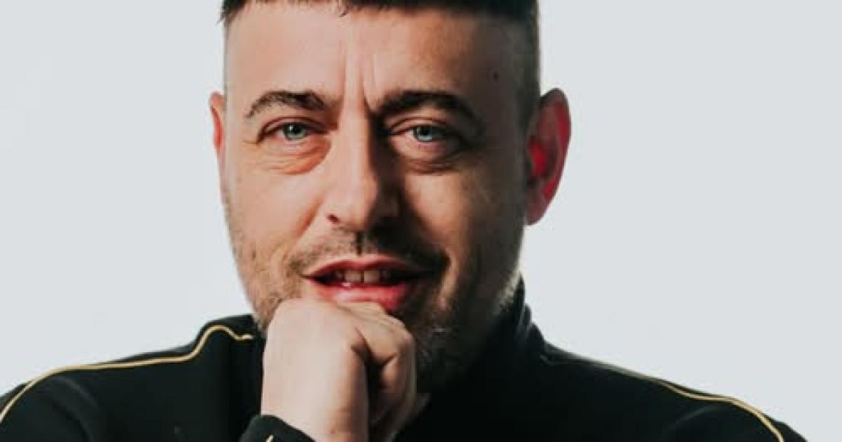 DJ Ryan Spiteri și o femeie în interiorul unui garaj din Malta