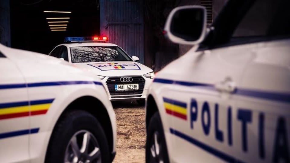 Polițiști DIICOT efectuează percheziții în România