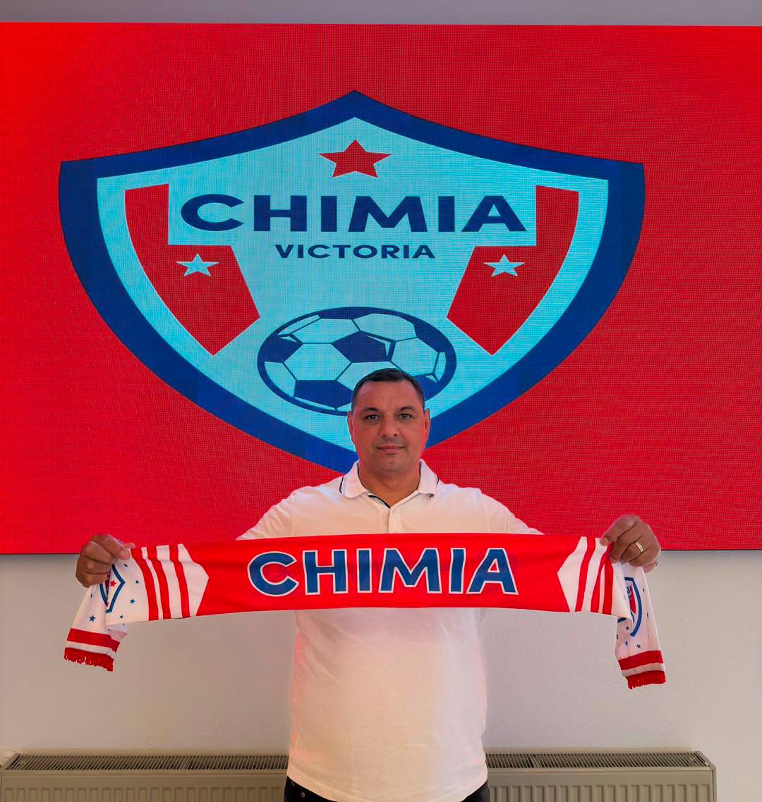 Ionel Ganea în tricou de antrenor, pe terenul echipei Chimia Victoria
