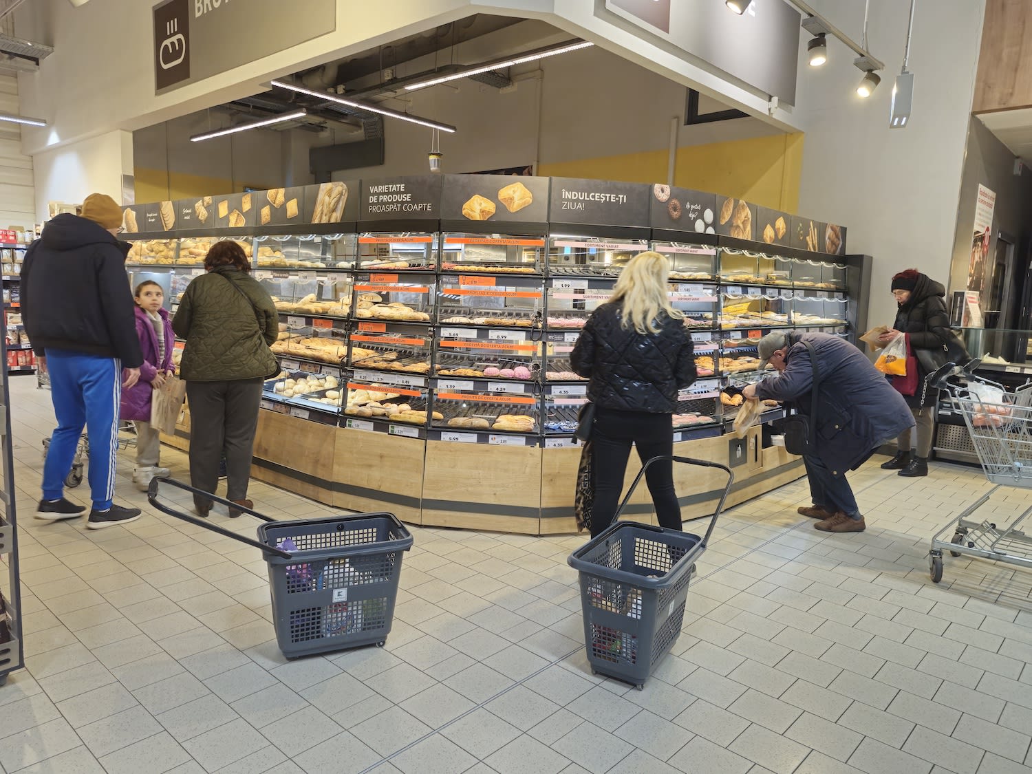 Supermarket Lidl și Kaufland în fața magazinelor din România
