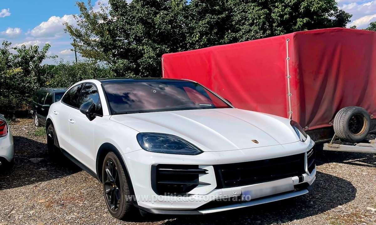 Polițiști de frontieră verificând un autoturism în trafic