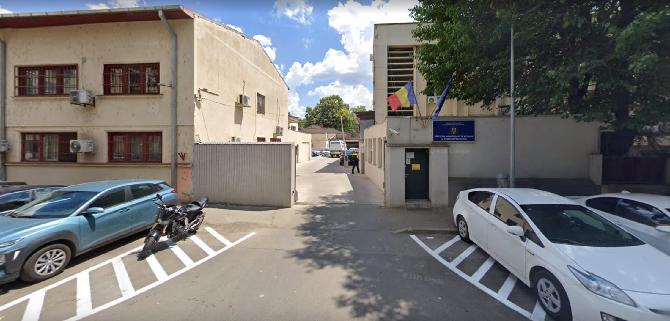 Poartă de închidere a Arestului Poliției București, cu spațiu de 15 centimetri