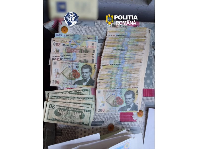 Polițiști și procurori în timpul perchezițiilor în mai multe județe din România