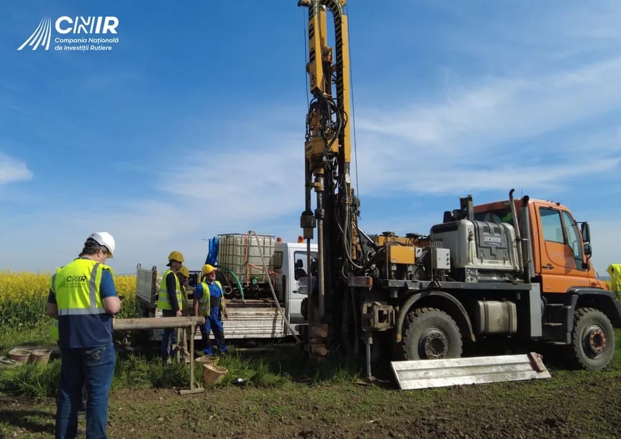 Echipament de foraj pe șantierul autostrăzii Ploiești – Brașov