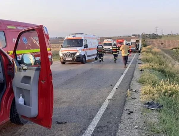 Accident rutier între microbuz și autocamion pe DN2 în județul Bacău