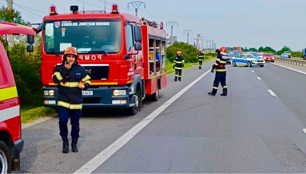 Echipaje de pompieri intervenind pe autostradă în timpul incendiului